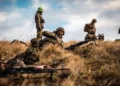 Ejercicios miliates del Ejército Británico en las Islas Malvinas con el despliegue de un dron. Crédito: Defence Operations via X