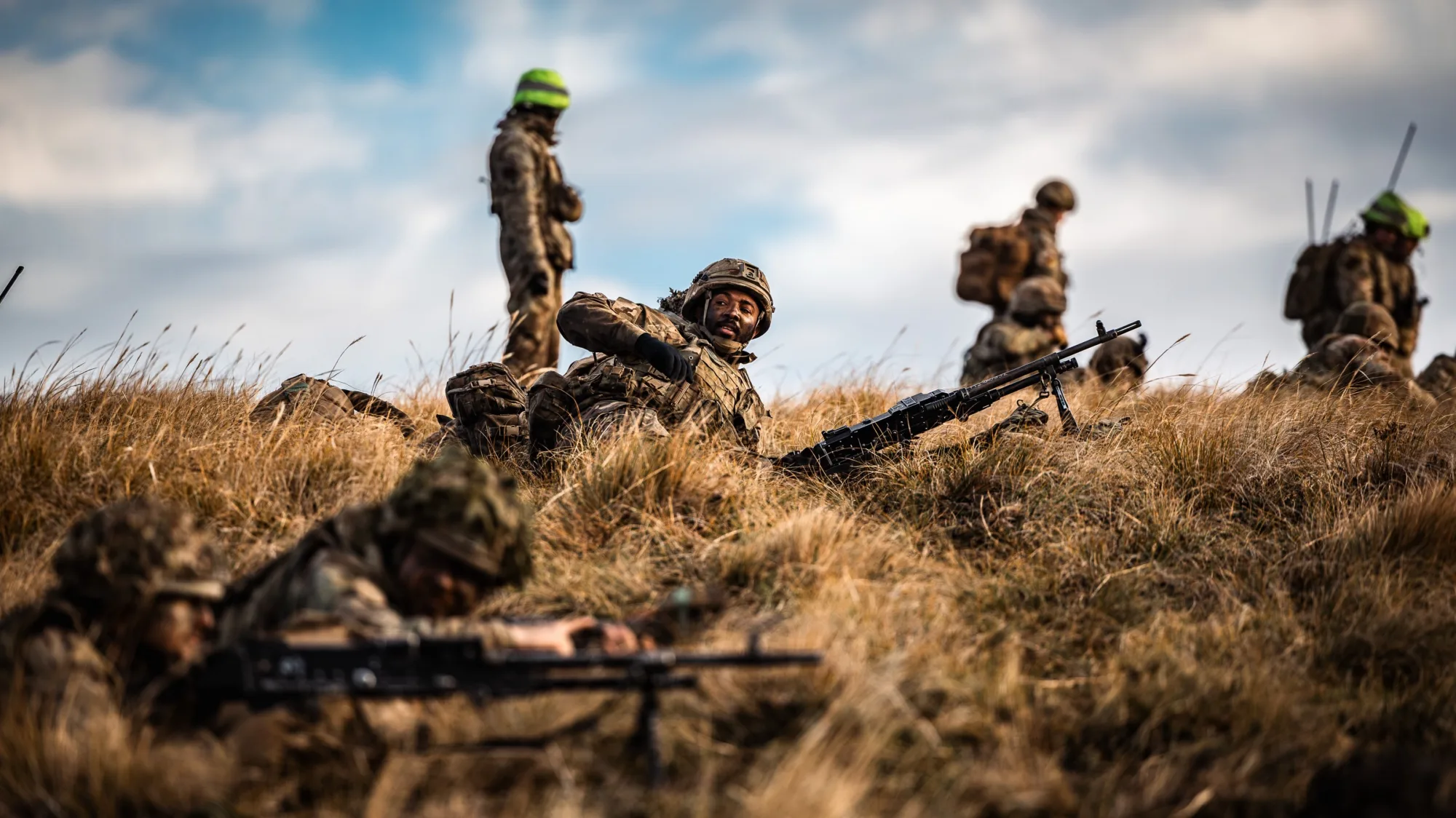 Ejercicios miliates del Ejército Británico en las Islas Malvinas con el despliegue de un dron. Crédito: Defence Operations via X