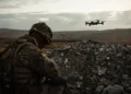 Ejercicios miliates del Ejército Británico en las Islas Malvinas con el despliegue de un dron. Crédito: Defence Operations via X