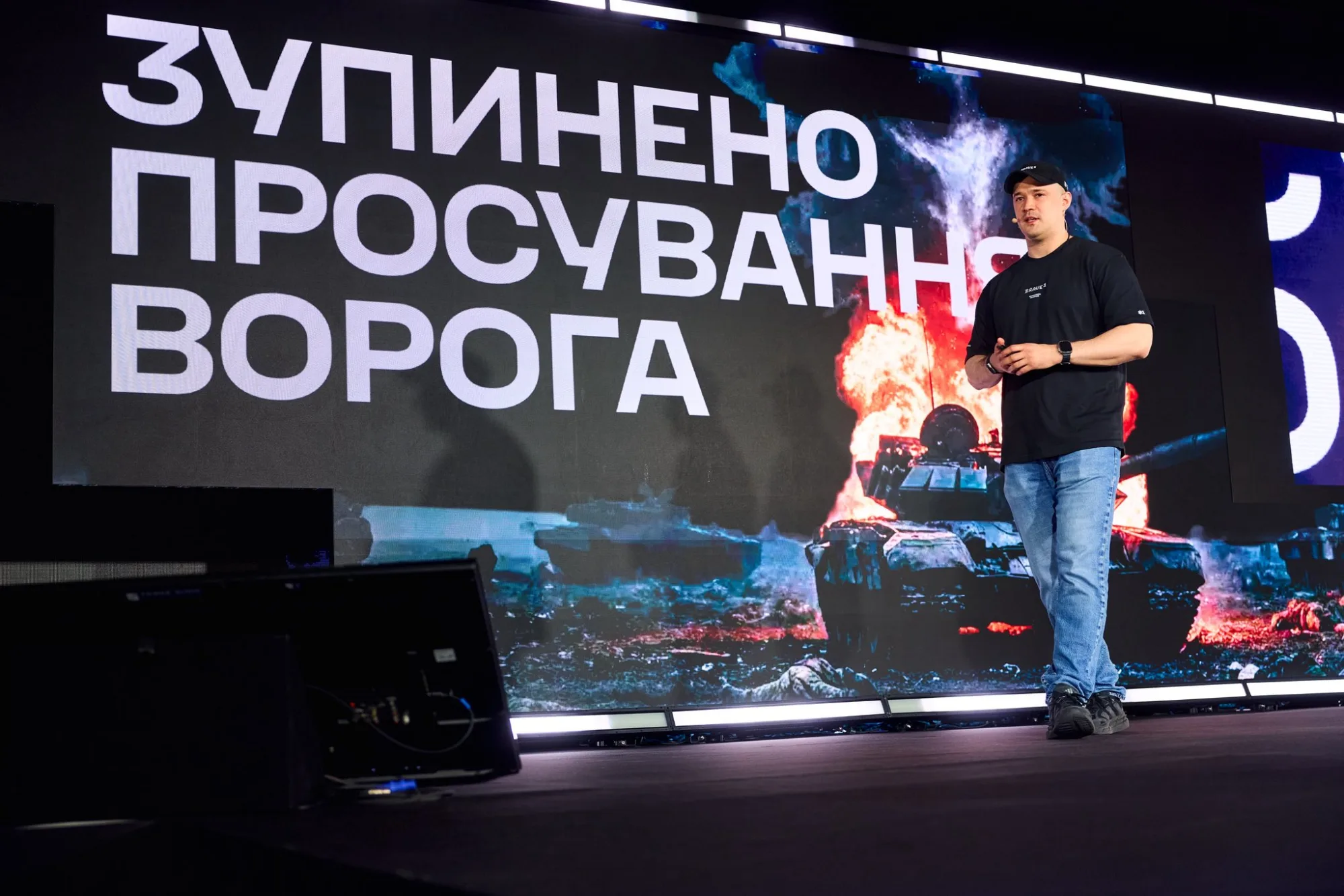 Mykhailo Fedorov anunció inversiones a través de BRAVE1 para seis empresas que escalarán la producción de explosivos destinados a drones y municiones, ante la escasez global de estos materiales. Créditos: Mykhailo Fedorov.