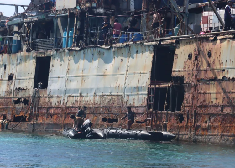 Un buque de la Guardia Costera China (CCG) realizó actividades de verificación con personal militar filipino cerca de Ren'ai Jiao (Second Thomas Shoal) durante patrullas rutinarias, presentándolo como contramedida a interferencias con botes de goma filipinos. Créditos: Global Times.