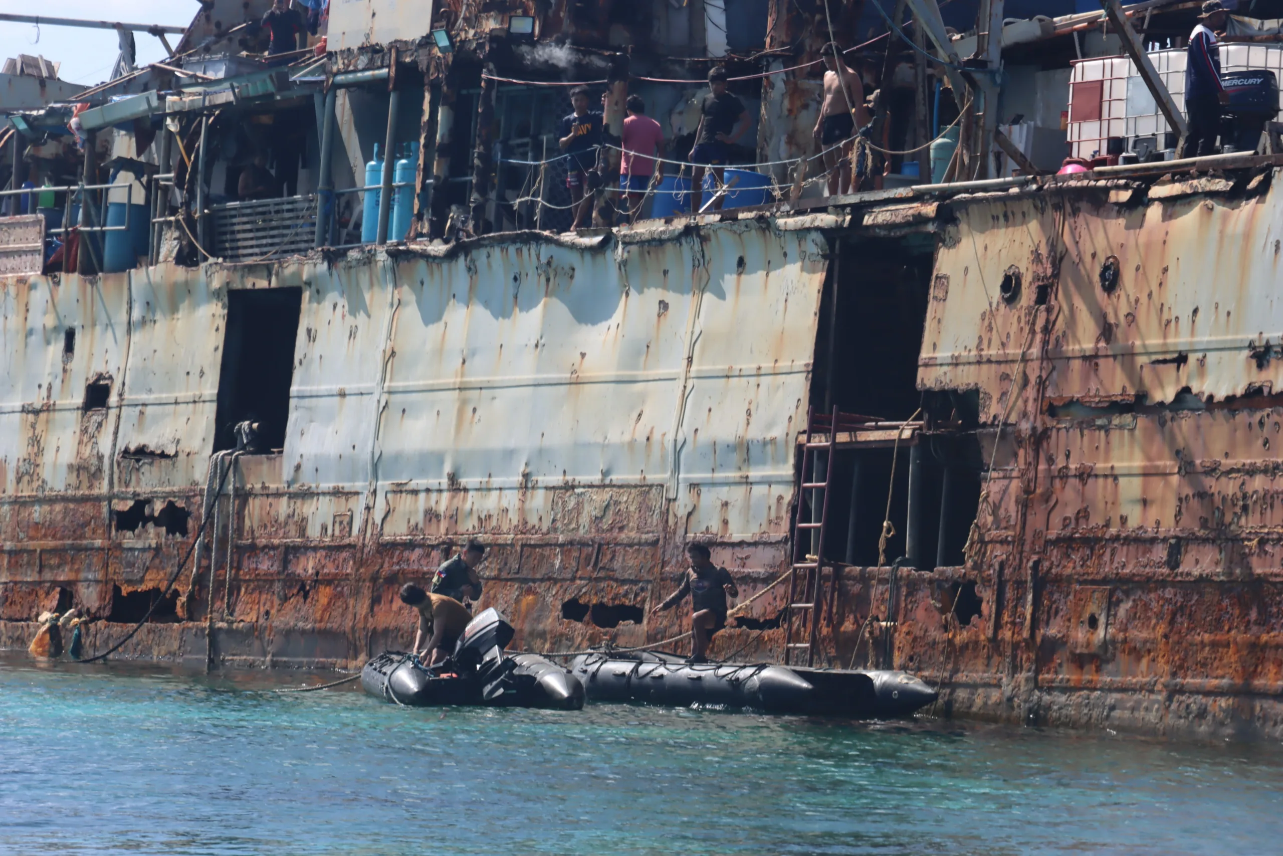 Un buque de la Guardia Costera China (CCG) realizó actividades de verificación con personal militar filipino cerca de Ren'ai Jiao (Second Thomas Shoal) durante patrullas rutinarias, presentándolo como contramedida a interferencias con botes de goma filipinos. Créditos: Global Times.