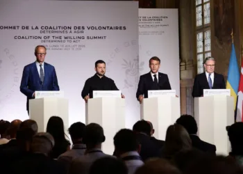 El canciller alemán Friedrich Merz, el presidente ucraniano Volodymyr Zelenskiy, el presidente francés Emmanuel Macron y el primer ministro británico Keir Starmer dirigen una rueda de prensa tras la cumbre de la Coalición de la Voluntad sobre garantías de seguridad para Ucrania en el Hotel des Invalides de París, Francia, el 13 de julio de 2026. Créditos: TERESA SUAREZ/Pool vía REUTERS