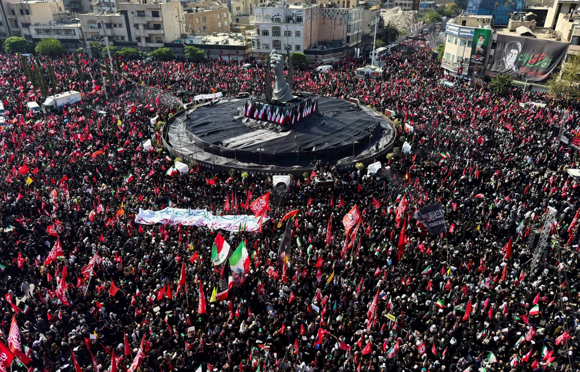 La procesión en Teherán será seguida por eventos similares en el centro clerical de Qom el 7 de julio de 2026, y en las ciudades santas de Najaf y Karbala en Irak el 8 de julio de 2026, culminando con el entierro de Khamenei en su ciudad natal de Mashhad al día siguiente. [Murad Sezer/Reuters]