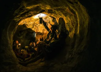 Unos civiles que se refugian en una cueva iluminan con una linterna a una araña, en Demoso, estado de Kayah (Karenni), Myanmar. Tras los ataques aéreos de la junta, tanto de día como de noche, durante esa semana, la gente no se atrevía a quedarse en casa y optaba por dormir en cuevas. Según un informe de las Naciones Unidas, unos 5.000 civiles han perdido la vida desde el golpe de Estado de 2021. Créditos: Ye Aung Thu.