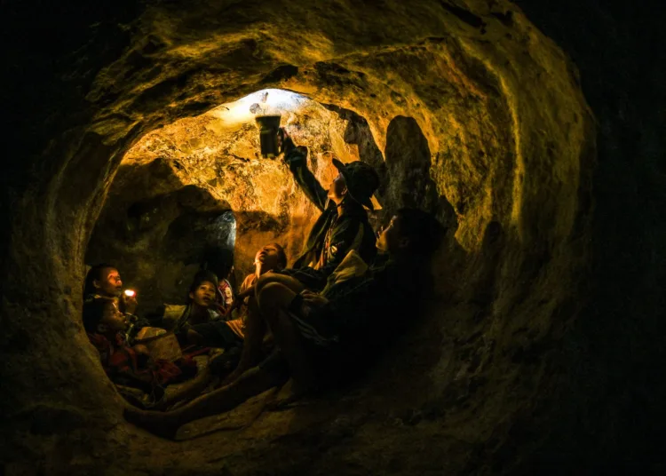 Unos civiles que se refugian en una cueva iluminan con una linterna a una araña, en Demoso, estado de Kayah (Karenni), Myanmar. Tras los ataques aéreos de la junta, tanto de día como de noche, durante esa semana, la gente no se atrevía a quedarse en casa y optaba por dormir en cuevas. Según un informe de las Naciones Unidas, unos 5.000 civiles han perdido la vida desde el golpe de Estado de 2021. Créditos: Ye Aung Thu.