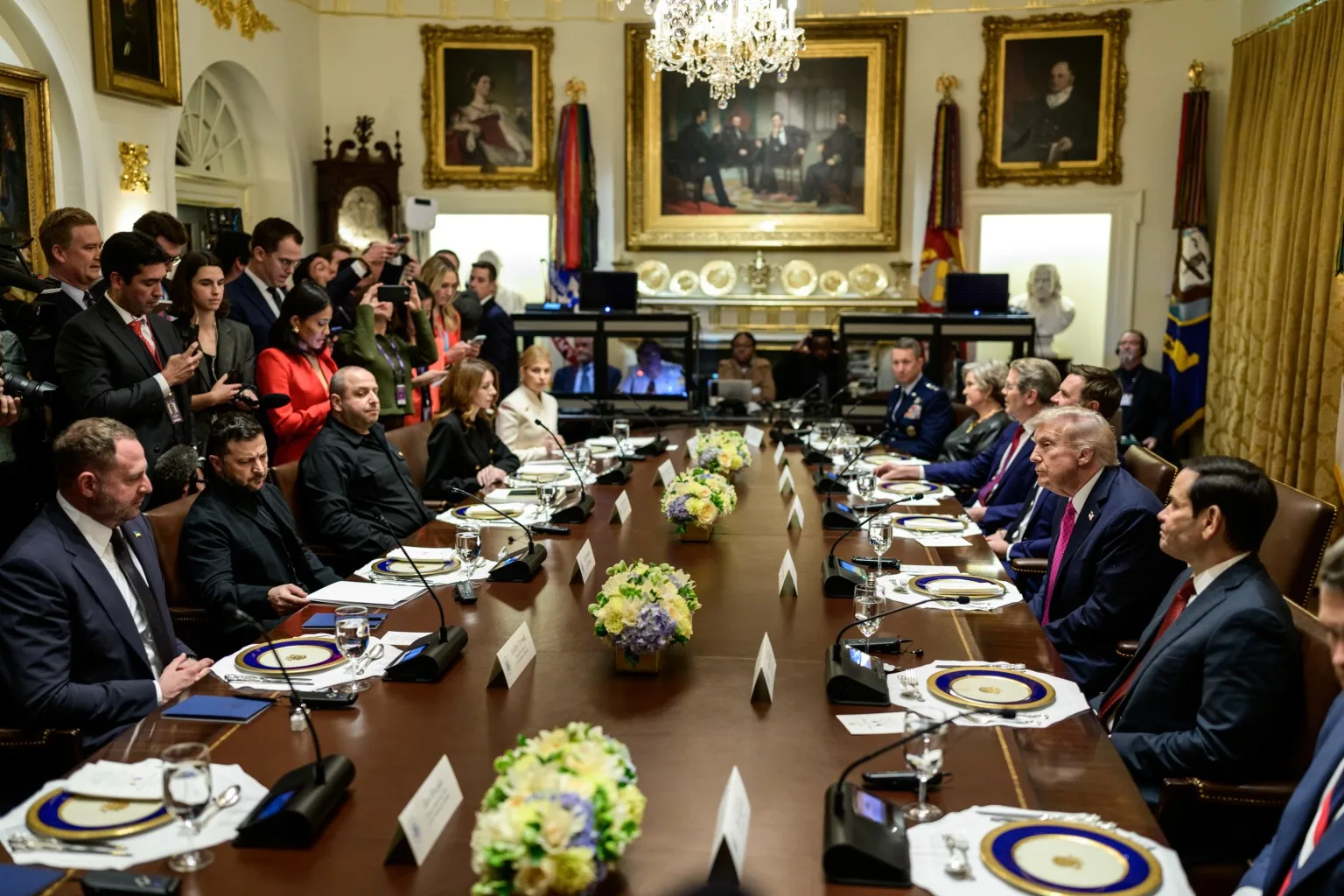 El presidente Donald Trump celebra un almuerzo bilateral con el presidente ucraniano Volodymyr Zelenskyy. Créditos: Galería de la Casa Blanca.