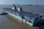 El Sichuan, el primer buque de asalto anfibio Tipo 076 de China capaz de transportar drones, durante su primera prueba de mar. Créditos: Xinhua.