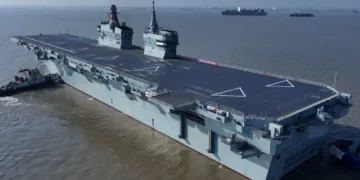 El Sichuan, el primer buque de asalto anfibio Tipo 076 de China capaz de transportar drones, durante su primera prueba de mar. Créditos: Xinhua.