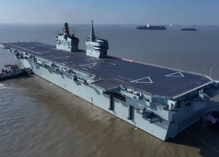 El Sichuan, el primer buque de asalto anfibio Tipo 076 de China capaz de transportar drones, durante su primera prueba de mar. Créditos: Xinhua.