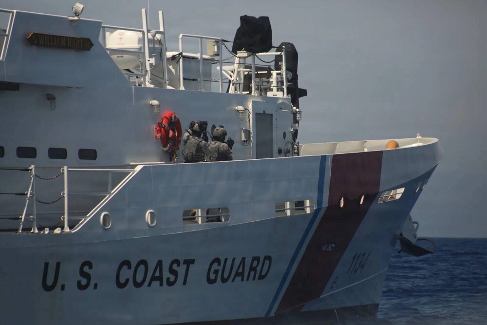 Durante RIMPAC 2026, el buque BRP Gabriela Silang (OPV-8301) de la Guardia Costera de Filipinas lideró un ejercicio de abordaje e interdicción de múltiples buques en el que participaron el USCGC Kimball (WMSL-756) y el USCGC William Hart (WPC-1134). Créditos: Guardia Costera de EE. UU.