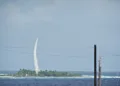 Un interceptor PATRIOT Advanced Capability 3 (PAC-3) es lanzado desde la isla Omelek durante la histórica prueba de vuelo integrada de la MDA el 24 de octubre de 2012. Créditos: Andrew Hall.