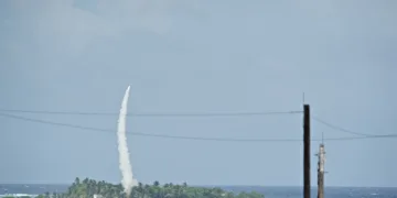 Un interceptor PATRIOT Advanced Capability 3 (PAC-3) es lanzado desde la isla Omelek durante la histórica prueba de vuelo integrada de la MDA el 24 de octubre de 2012. Créditos: Andrew Hall.