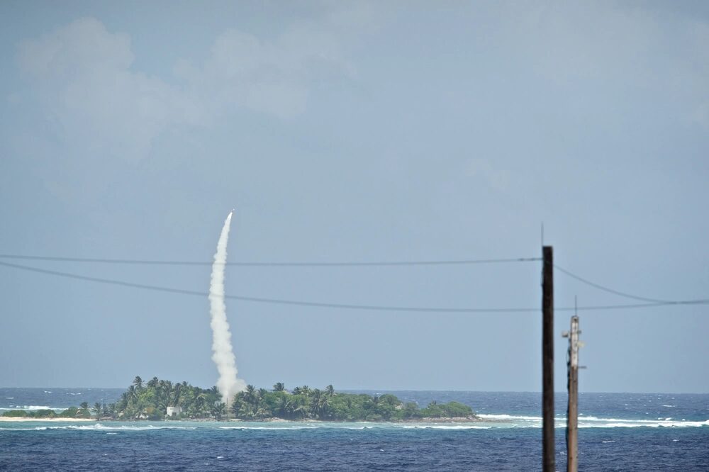 Un interceptor PATRIOT Advanced Capability 3 (PAC-3) es lanzado desde la isla Omelek durante la histórica prueba de vuelo integrada de la MDA el 24 de octubre de 2012. Créditos: Andrew Hall.