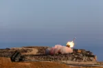 Soldados alemanes del Ala 1 de Defensa Antimisiles y Aeronaves de Superficie disparan el sistema de armas Patriot en la Instalación de Lanzamiento de Misiles de la OTAN (NAMFI) durante el ejercicio Artemis Strike el 7 de noviembre en Chania, Grecia. Créditos: Grupo de Misiles de Defensa Aérea 24.