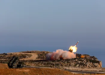 Soldados alemanes del Ala 1 de Defensa Antimisiles y Aeronaves de Superficie disparan el sistema de armas Patriot en la Instalación de Lanzamiento de Misiles de la OTAN (NAMFI) durante el ejercicio Artemis Strike el 7 de noviembre en Chania, Grecia. Créditos: Grupo de Misiles de Defensa Aérea 24.