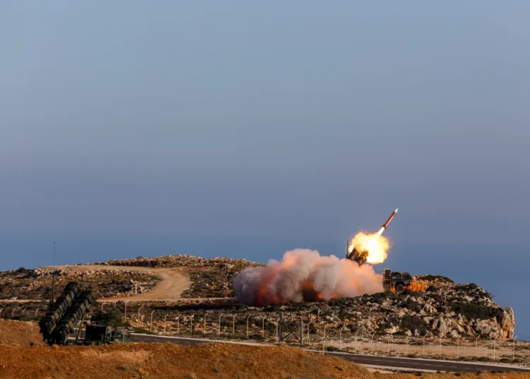 Soldados alemanes del Ala 1 de Defensa Antimisiles y Aeronaves de Superficie disparan el sistema de armas Patriot en la Instalación de Lanzamiento de Misiles de la OTAN (NAMFI) durante el ejercicio Artemis Strike el 7 de noviembre en Chania, Grecia. Créditos: Grupo de Misiles de Defensa Aérea 24.
