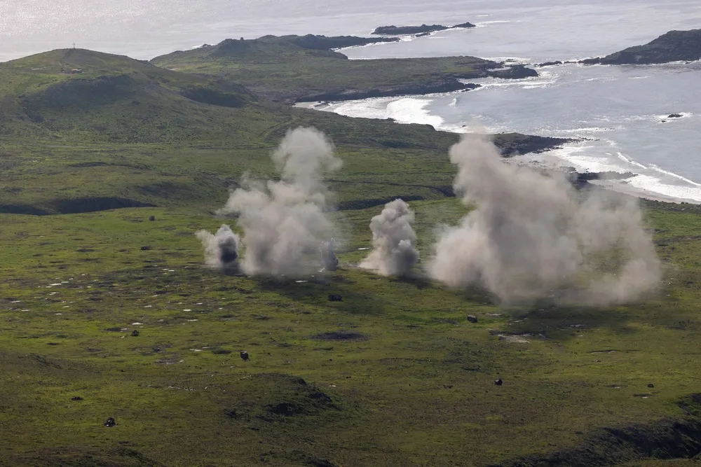 Impacto de munición de un obús ligero M777 de 155 mm del Cuerpo de Marines de EE. UU., perteneciente a la Batería Echo, Batallón de Desembarco 3/5, 11.ª Unidad Expedicionaria de Marines, durante un ejercicio de fuego real en la isla de San Clemente, California, el 25 de enero de 2026. Créditos: Cuerpo de Marines de EE. UU.