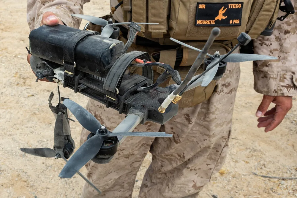 Sistema aéreo no tripulado enemigo simulado tras ser neutralizado con fuego de armas ligeras durante el Ejercicio de Entrenamiento a Nivel de Servicio 4-26 en el Área de Entrenamiento Prospect, Centro de Combate Aeroterrestre del Cuerpo de Marines, Twentynine Palms, California, el 17 de julio de 2026. Créditos: Cuerpo de Marines de EE.UU.