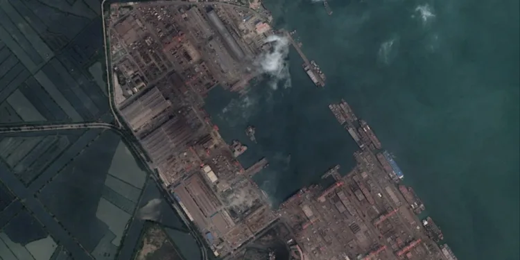 Los analistas están examinando imágenes satelitales del astillero chino Comec Longxue, cerca de Guangzhou, para comprender mejor cómo planea operar la armada china. Créditos: Google Earth.