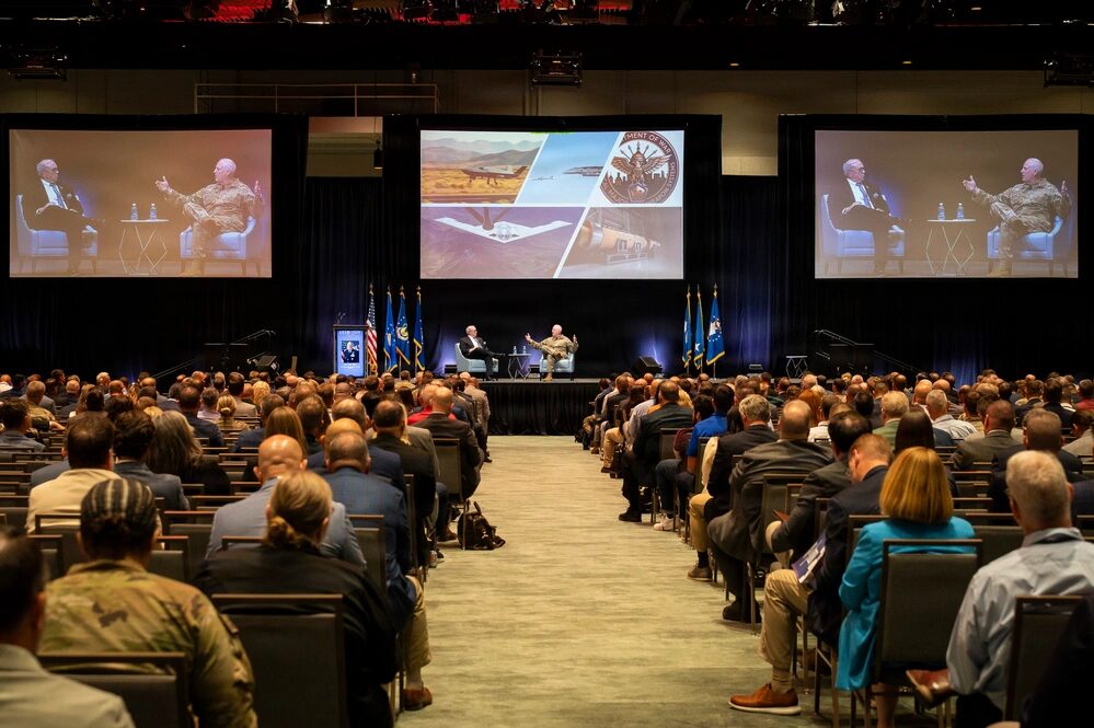 El general Dale R. White explica la función del gestor de cartera de informes directos (DRPM) a los asistentes al primer día de Life Cycle Industry Days (LCID) en Dayton, Ohio, el 27 de julio de 2026. Créditos: Fuerza Aérea de EE. UU.