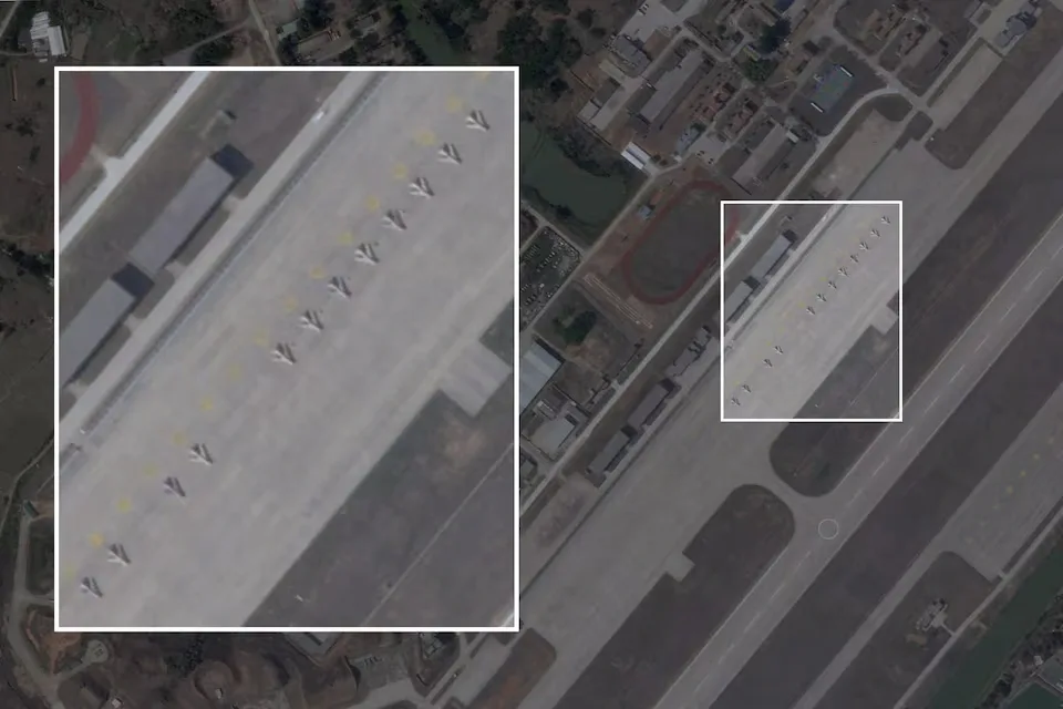 Una imagen de satélite muestra cazas chinos J-6 obsoletos que han sido reconvertidos en drones de ataque, alineados junto a la pista de la base aérea de Longtian, en la provincia china de Fujian, el 10 de marzo de 2026. Créditos: PLANET LABS PBC.