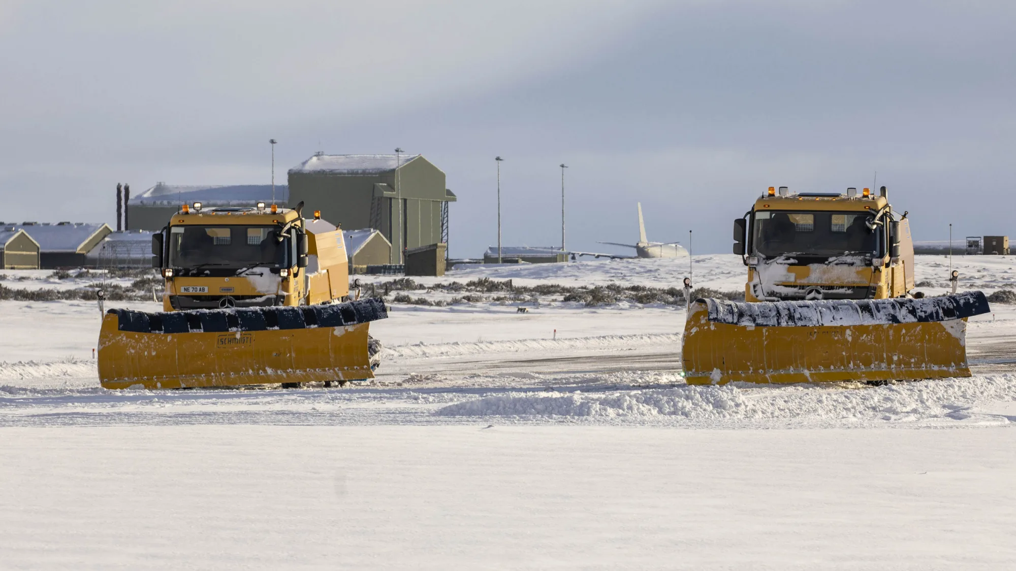 Personal de Ingeniería y Logística de las Fuerzas Británicas en las Islas del Atlántico Sur despeja nieve con vehículos de la Real Fuerza Aérea británica en la base de Monte Agradable durante julio de 2023. Créditos: Fuerzas Británicas en las Islas del Atlántico Sur.