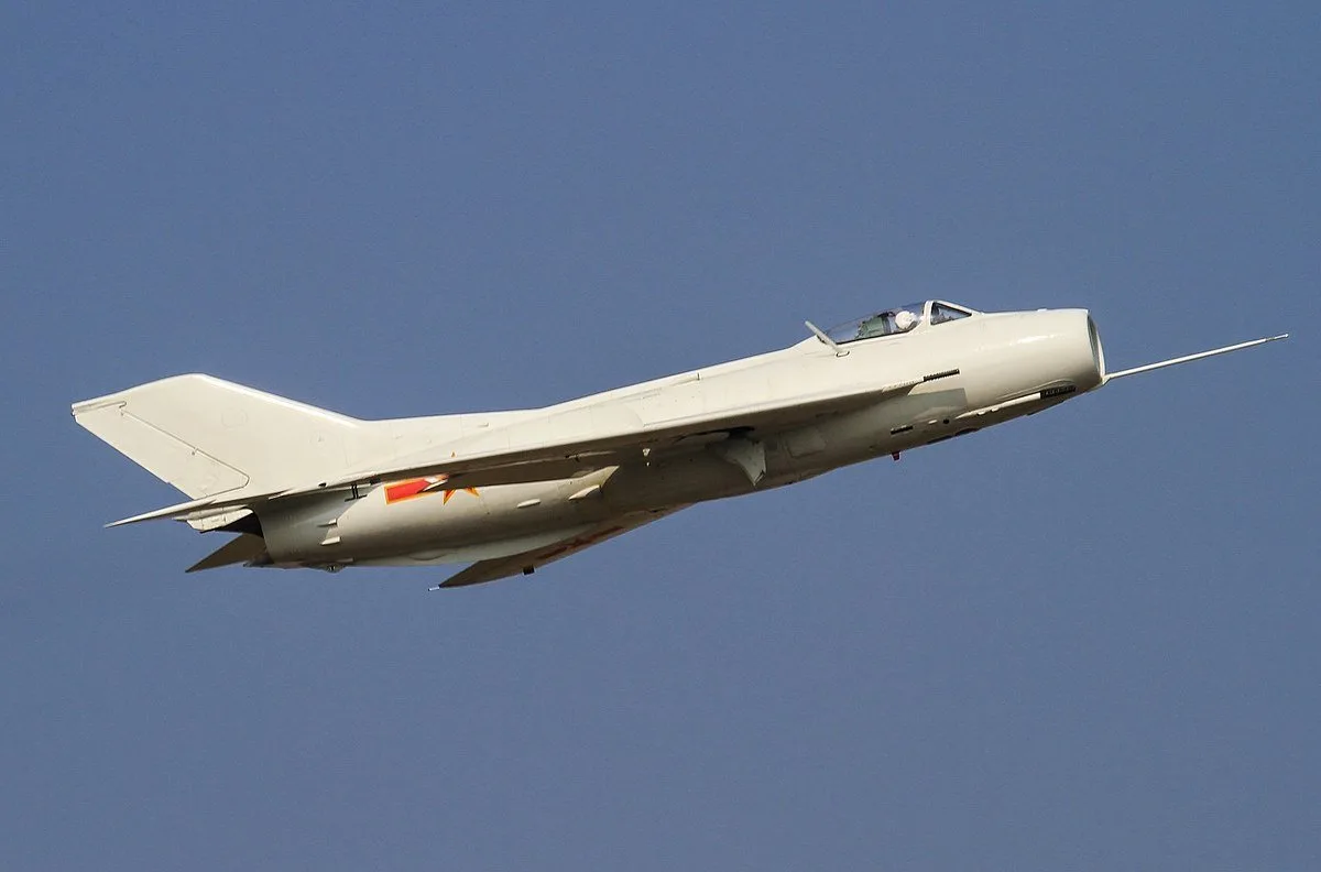 Shenyang J-6 (copia del MiG-19 soviético) en vuelo. Créditos: International Defence Analysis.