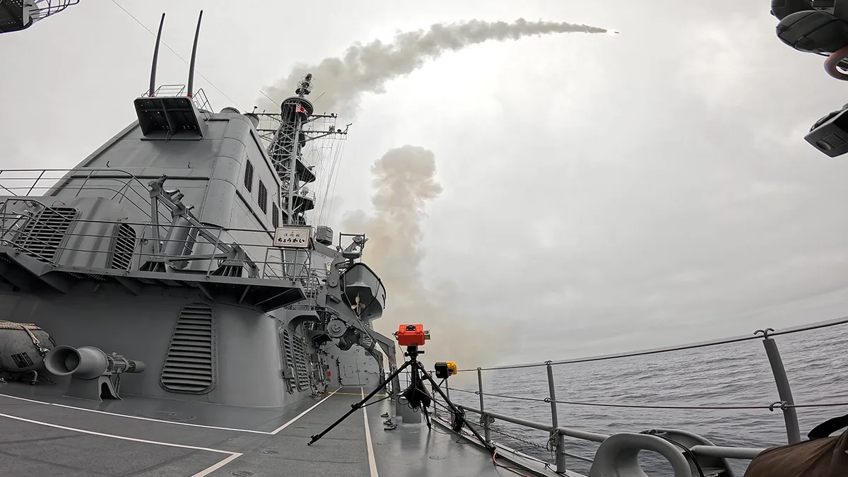 Lanzamiento del misil Tomahawk desde el destructor JMSDF JS Chokai en el Océano Pacífico el 29 de julio de 2026. Créditos: Ministerio de Defensa de Japón.