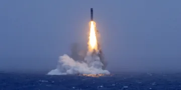 Lanzamiento de un misil estratégico SLBM JL-2 y JL-3 desde un submarino nuclear de la Armada china el 6 de julio de 2026. Créditos: China Military Bugle.