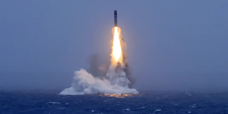 Lanzamiento de un misil estratégico SLBM JL-2 y JL-3 desde un submarino nuclear de la Armada china el 6 de julio de 2026. Créditos: China Military Bugle.
