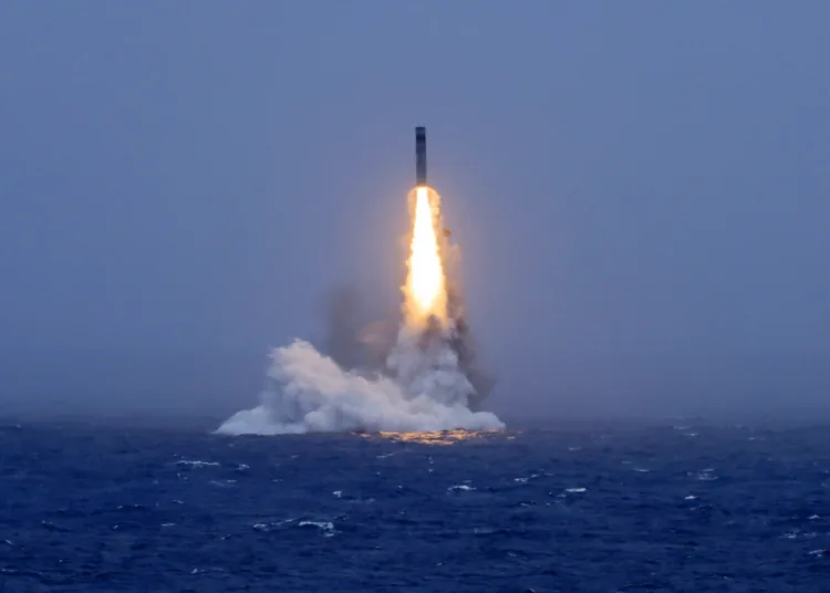 Lanzamiento de un misil estratégico SLBM JL-2 y JL-3 desde un submarino nuclear de la Armada china el 6 de julio de 2026. Créditos: China Military Bugle.