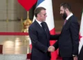 Visita de Emmanuel Macron a Damasco, donde declaró que "hoy es el inicio de una nueva era" y ofreció apoyo francés para reconstruir una Siria segura, soberana y plural. Créditos: France24.