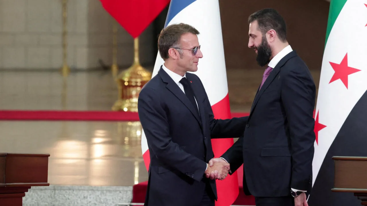 Visita de Emmanuel Macron a Damasco, donde declaró que "hoy es el inicio de una nueva era" y ofreció apoyo francés para reconstruir una Siria segura, soberana y plural. Créditos: France24.