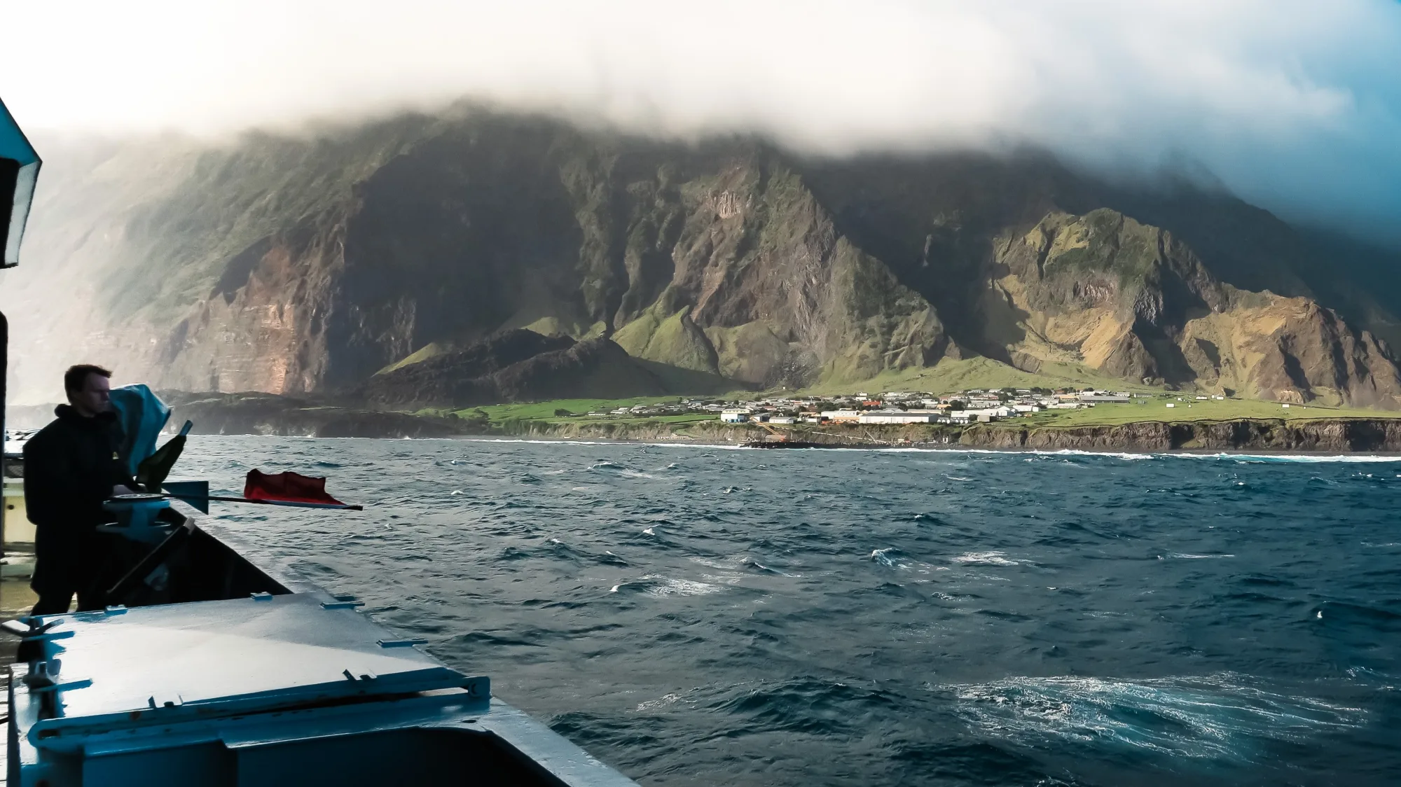 Operación conjunta del Reino Unido en la que el buque HMS Medway recorrió 4.500 millas desde las Islas Malvinas hasta Tristan da Cunha en 18 días para recuperar a los Pathfinders del Ejército Británico tras su inserción. Créditos: Operaciones de defensa.