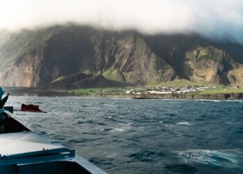 Operación conjunta del Reino Unido en la que el buque HMS Medway recorrió 4.500 millas desde las Islas Malvinas hasta Tristan da Cunha en 18 días para recuperar a los Pathfinders del Ejército Británico tras su inserción. Créditos: Operaciones de defensa.
