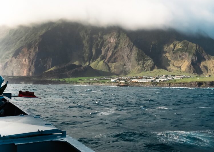 Operación conjunta del Reino Unido en la que el buque HMS Medway recorrió 4.500 millas desde las Islas Malvinas hasta Tristan da Cunha en 18 días para recuperar a los Pathfinders del Ejército Británico tras su inserción. Créditos: Operaciones de defensa.