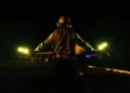 CENTCOM muestra marineros de EE.UU. realizando operaciones de vuelo nocturno en el portaaviones USS George H.W. Bush (CVN 77) durante su tránsito por el Mar Arábigo, con imágenes de personal de cubierta dirigiendo aeronaves en condiciones de baja visibilidad. Créditos: CENTCOM.