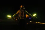 CENTCOM muestra marineros de EE.UU. realizando operaciones de vuelo nocturno en el portaaviones USS George H.W. Bush (CVN 77) durante su tránsito por el Mar Arábigo, con imágenes de personal de cubierta dirigiendo aeronaves en condiciones de baja visibilidad. Créditos: CENTCOM.