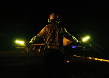 CENTCOM muestra marineros de EE.UU. realizando operaciones de vuelo nocturno en el portaaviones USS George H.W. Bush (CVN 77) durante su tránsito por el Mar Arábigo, con imágenes de personal de cubierta dirigiendo aeronaves en condiciones de baja visibilidad. Créditos: CENTCOM.
