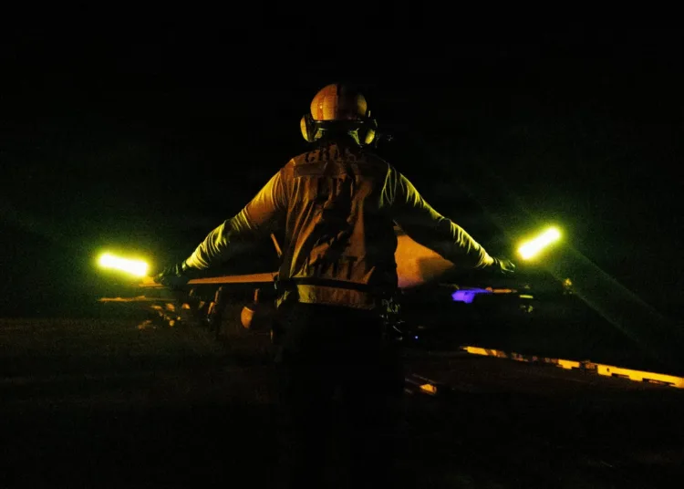 CENTCOM muestra marineros de EE.UU. realizando operaciones de vuelo nocturno en el portaaviones USS George H.W. Bush (CVN 77) durante su tránsito por el Mar Arábigo, con imágenes de personal de cubierta dirigiendo aeronaves en condiciones de baja visibilidad. Créditos: CENTCOM.