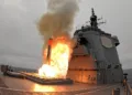 Primer disparo real de un misil Tomahawk desde el destructor JMSDF JS Chokai en el Océano Pacífico el 29 de julio de 2026. Créditos: Ministerio de Defensa de Japón.