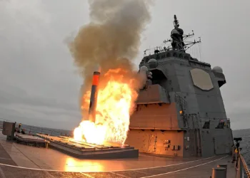 Primer disparo real de un misil Tomahawk desde el destructor JMSDF JS Chokai en el Océano Pacífico el 29 de julio de 2026. Créditos: Ministerio de Defensa de Japón.