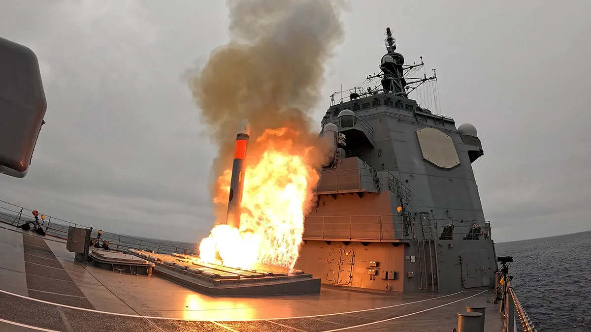 Primer disparo real de un misil Tomahawk desde el destructor JMSDF JS Chokai en el Océano Pacífico el 29 de julio de 2026. Créditos: Ministerio de Defensa de Japón.