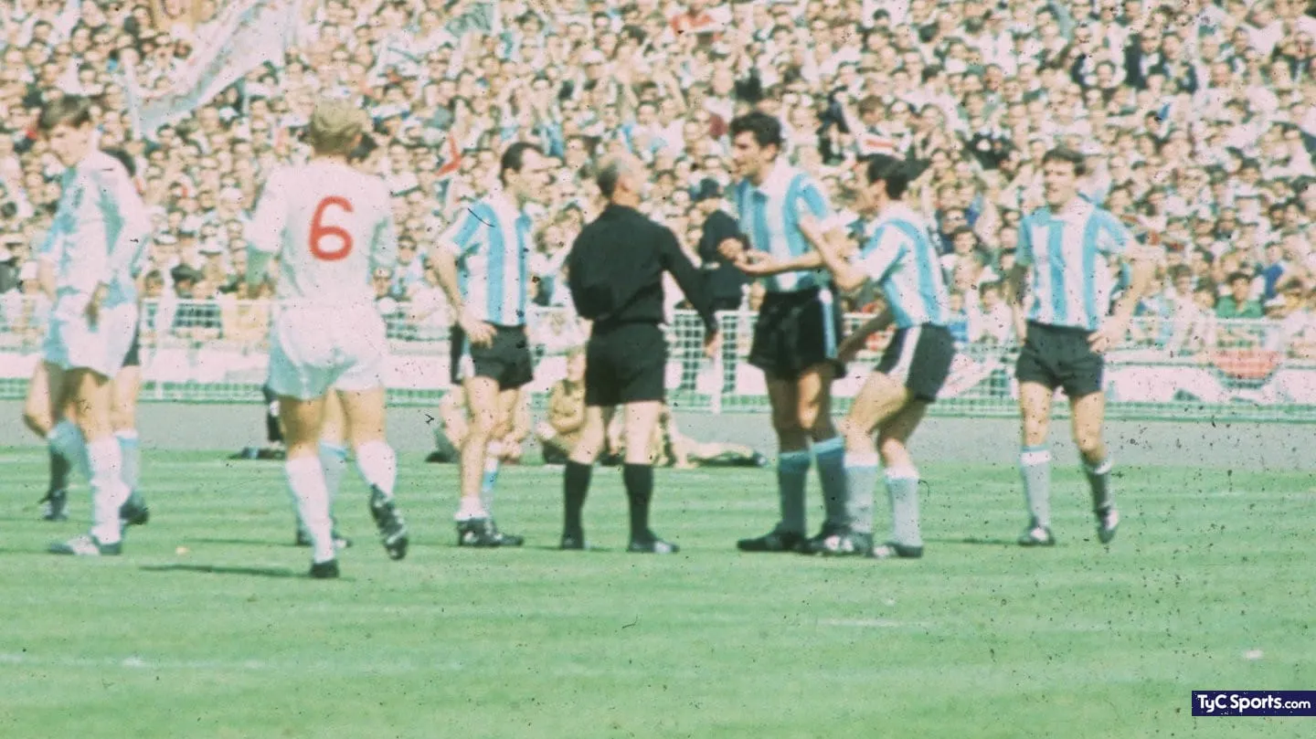 Rattín y su recordado gesto estrujando la bandera de Inglaterra en el Mundial 1966