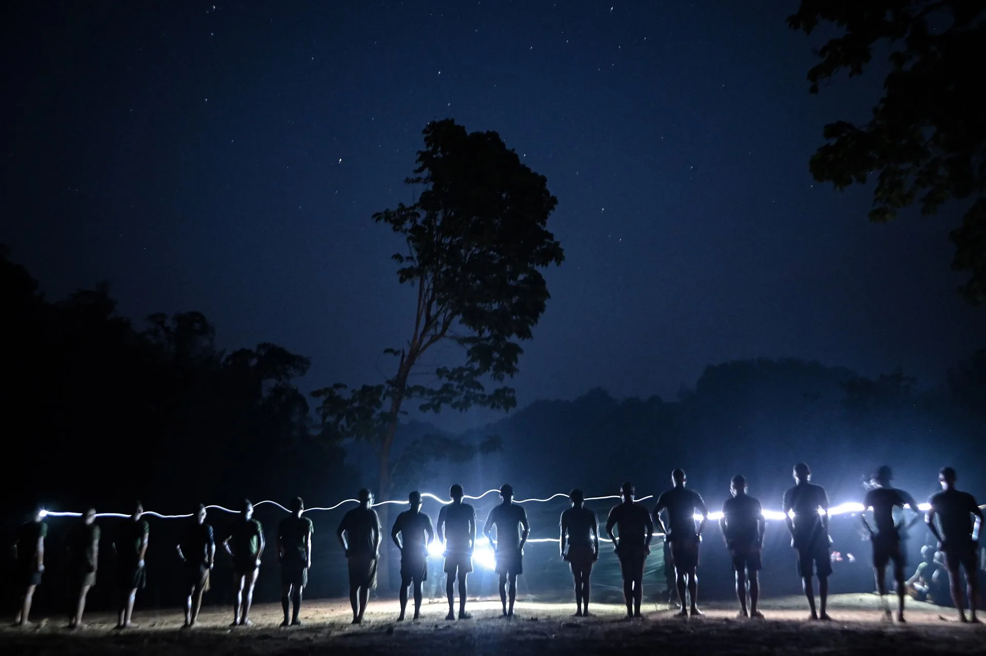 Los nuevos reclutas de las fuerzas antijunta reciben entrenamiento de combate nocturno en un campamento de entrenamiento en la selva del estado de Kayin, en Myanmar, cerca de la frontera entre Tailandia y Myanmar. Créditos: Ye Aung Thu.