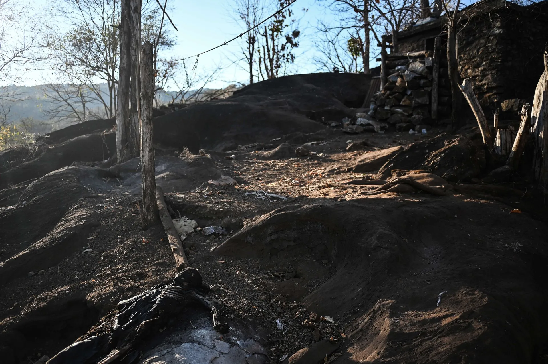 Los restos sin identificar de un soldado del ejército de Myanmar yacen cerca de un puesto de vigilancia en la ladera de una colina que ha sido tomada, tras los combates entre la Fuerza de Defensa de las Nacionalidades Karenni y las tropas de la junta en Shadaw, en el estado de Kayah (Karenni), Myanmar. Créditos: Ye Aung Thu.