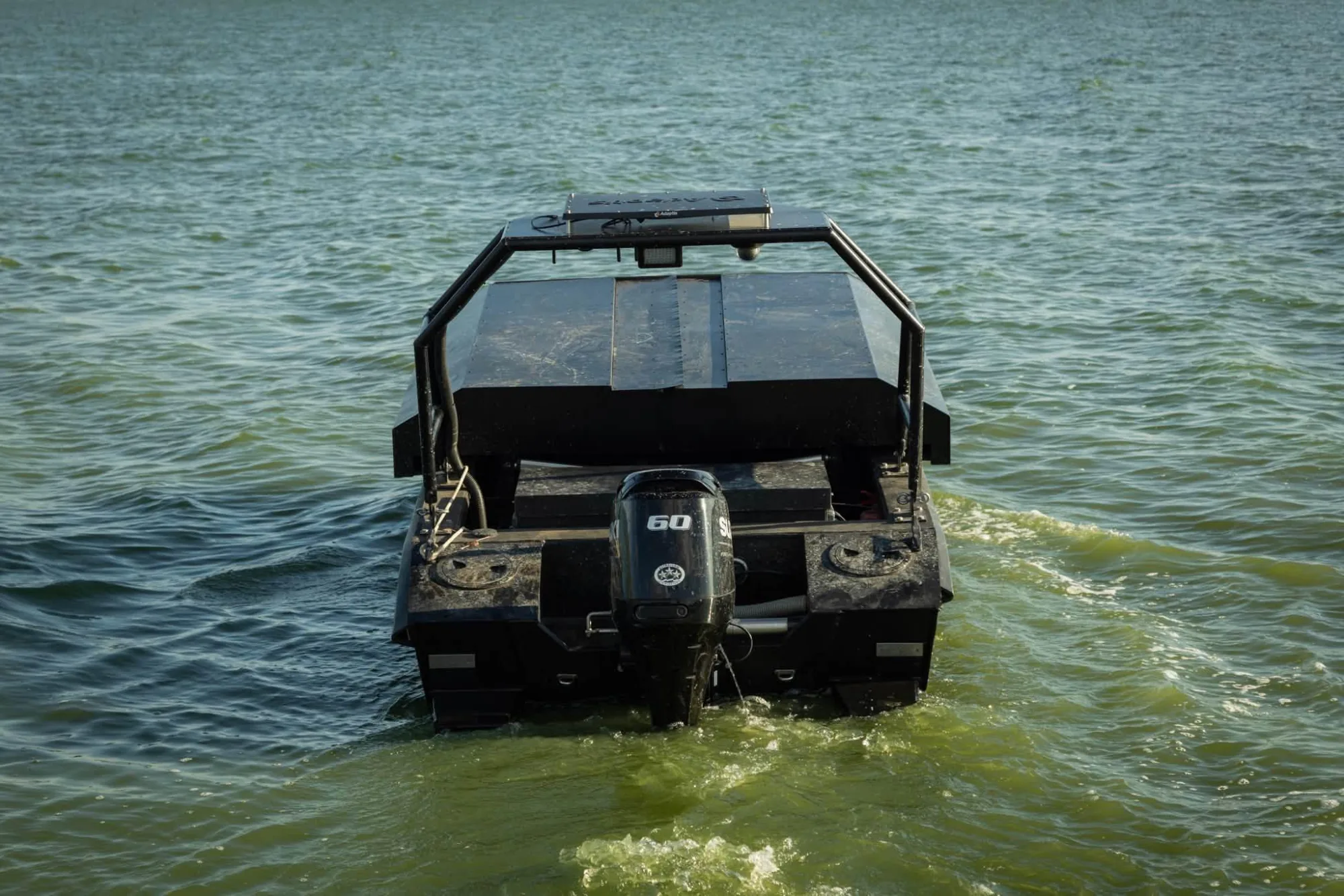 Una unidad de buceo de propósito especial de la Guardia Nacional del Centro de Propósitos Especiales Omega ha desarrollado su primer vehículo de superficie no tripulado (USV, por sus siglas en inglés), diseñado para apoyar las operaciones de combate en el sur de Ucrania. Créditos: Ministerio del Interior de Ucrania.