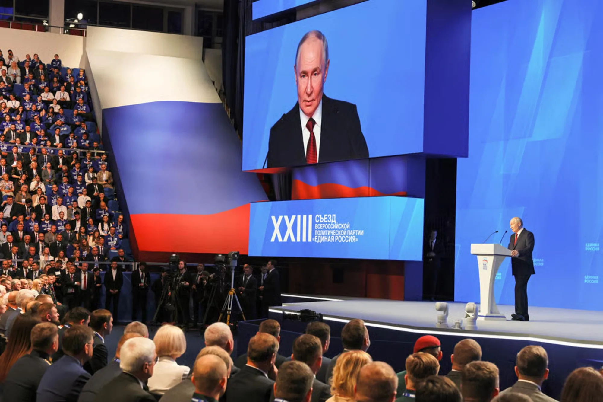 El presidente de Rusia, Vladímir Putin, interviene en el 23.º Congreso del partido «Rusia Unida» celebrado en Moscú el 28 de junio, donde se comprometió a garantizar la seguridad y a superar los retos, mientras Ucrania intensificaba sus ataques de represalia en territorio ruso. Créditos: Getty Images.