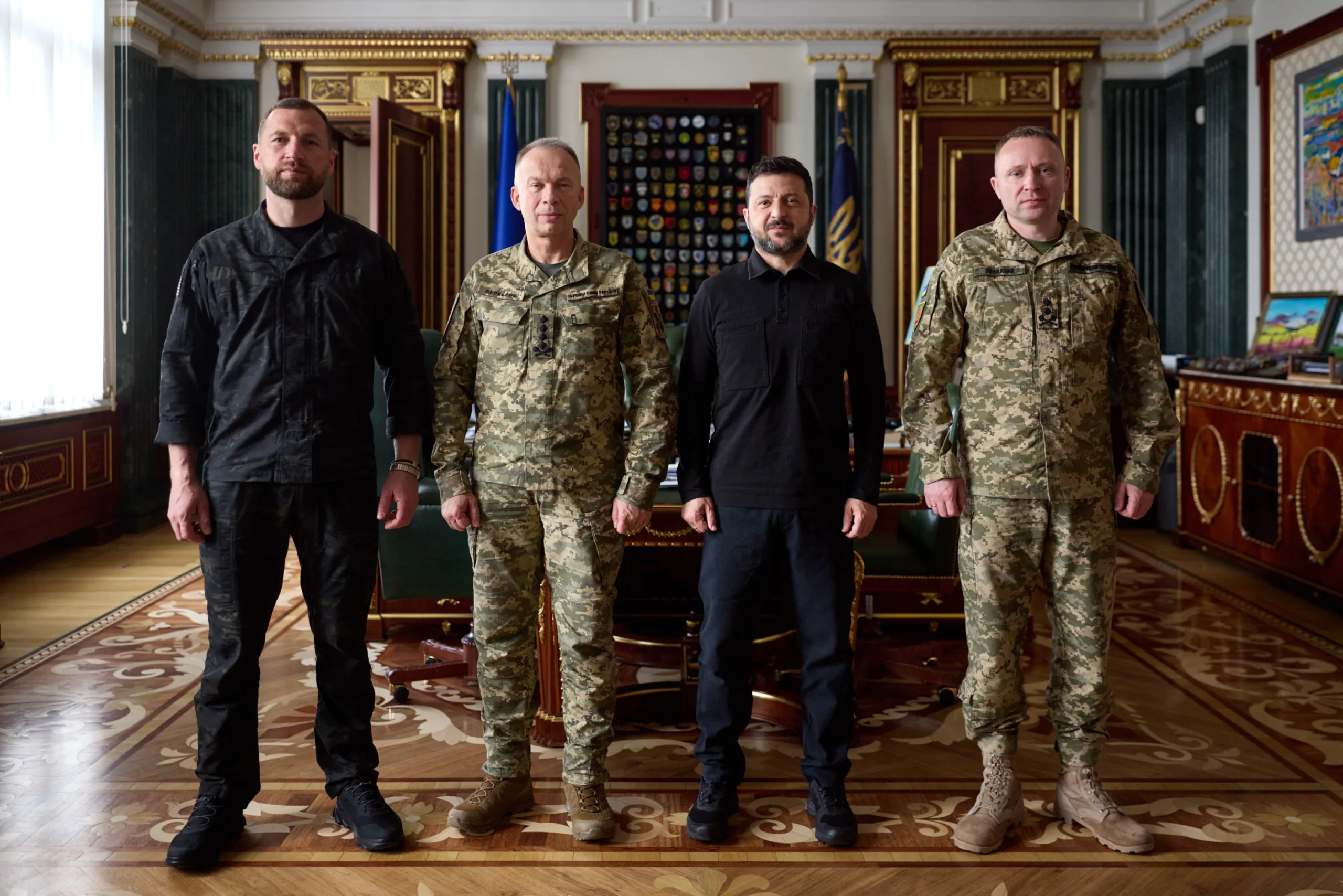 Zelenskyy anuncia formalmente cambios en el liderazgo de las Fuerzas Armadas de Ucrania, designando al mayor general Ihor Skybiuk como nuevo Jefe del Estado Mayor General, junto a Mykhailo Drapatyi como probable nuevo Comandante en Jefe. El mensaje enfatiza la coordinación total entre unidades, priorizando una movilización efectiva, el desarrollo de ciberfuerzas, entrenamiento y el fortalecimiento de la defensa antiaérea con programas como FREYJA y producción de Patriots. Créditos: Volodymyr Zelenskyy.